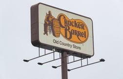 Le nouveau logo du restaurant Cracker Barrel crée la polémique aux États-Unis