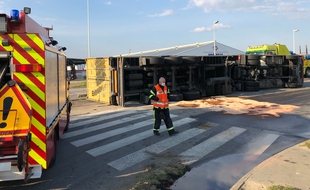 Le camion s'est couché sur la route de Pornic, à Bouguenais.