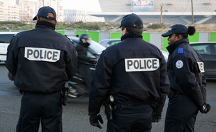 Une enquête a été ouverte pour retrouver le ou les auteurs des coups de couteau. Illustration.