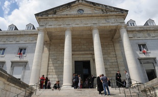 La mère qui a tenté d'étrangler sa fille avec un lacet en mai 2014 est jugée depuis lundi par le tribunal de Pau.
