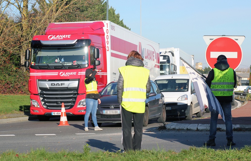 Bretagne Un Bebe Nait Sur Un Rond Point Bloque Par Les Gilets Jaunes