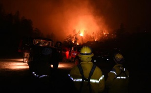 Des pompiers continuent à lutter contre les incendies qui font rage en Californie, le 15 septembre 2015 près de Middletown