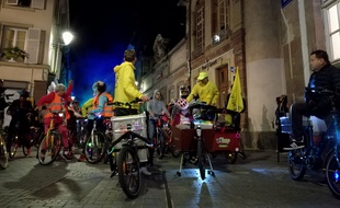 A l'avant de l'immense cortège dans les rues du centre de Strasbourg pour la véloparade.