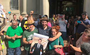 Les trois décrocheurs du portrait d'Emmanuel Macron à Kolbsheim à leur sortie du tribunal de grande instance de Strasbourg mercredi 26 juin.