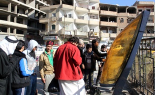 Des habitants de Raqqa le 24 décembre 2014.