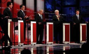 Le républicain Mitt Romney a affronté dimanche le feu croisé des critiques de ses adversaires républicains, lors du dernier débat télévisé avant les élections primaires du New Hamphsire mardi, où il reste le favori des sondages.