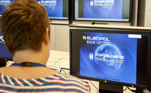 Europol a diffusé mardi 27 octobre le visage de 19 fugitifs les plus recherchés en Europe.