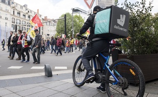 Un livreur Deliveroo patiente à côté du défilé du 1er mai 2018 à Nantes (Illustration).