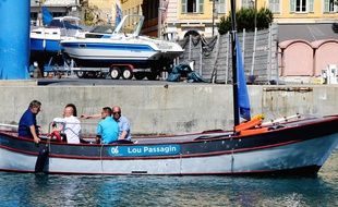 Le petit pointu assure le passage d'un quai à l'autre du port de Nice.