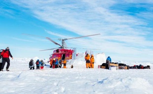 Les 52 passagers du navire russe bloqué dans les glaces de l'Antarctique depuis plus d'une semaine ont été secourus par hélicoptère et se trouvaient à bord d'un navire australien, ont annoncé jeudi les sauveteurs.