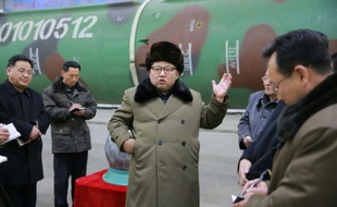 Une photo non datée distribuée par l'agence officielle nord-coréenne KCNA le 9 mars 2016 montrant le dirigeant nord-coréen Kim Jong-Un lors d'une rencontre avec des scientifiques dans un centre de recherche sur les armes nucléaires