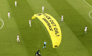 Un militant de Greenpeace atterrit sur la pelouse de l'Allianz Arena de Munich.