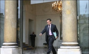 Tout au long de sa campagne et au soir de son élection, Nicolas Sarkozy a dressé le tableau de ses grands chantiers, au premier rang desquels le "plein emploi" avec la volonté de "réhabiliter le travail, l'autorité, la morale, le respect".