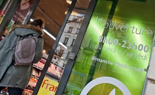 De nombreuses supérettes ouvrent le dimanche au-delà de 13 h, l'heure légale pour les commerces alimentaires.