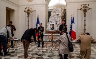 Des anonymes signent le registre de condoléances ouvert à l'Elysée pour Jacques Chirac.
