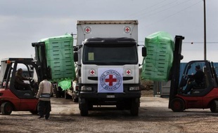 Un camion du CICR à un poste de contrôle israélien dans le Golan, à la frontière avec la Syrie, le 15 février 2011