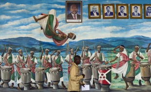 Une peinture murale de l'Assemblée nationale de Bujumbura montre des musiciens, des danseurs avec les portraits des précédent et actuel présidents du Burundi, le 27 juillet 2015