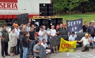 Soixante employés de la compagnie de transport Serta devant 8.000 litres de produits toxiques sur le site de La Vaupalière, le 2 août 2009.