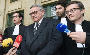 L'ancien maire de la Faute-sur-Mer, René Marratier (C) entouré de ses avocats, devant la cour d'appel de Poitiers, le 4 avril 2016