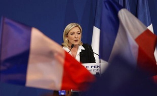 Marine Le Pen, qui obtiendrait entre 17 et 18,5% des voix, selon les estimations, réalise un score supérieur à celui de son père en 2002, Jean-Marie Le Pen qui, avec 16,86%, établissait déjà un record pour le Front national
