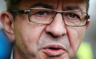 Le candiat de «La France insoumise», Jean-Luc Mélenchon, en visite sur les docks du port du Havre, quelques heures avant son meeting le 29 mars 2017.
