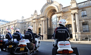 Des policiers à moto stationnent devant une des entrées du Palais de l'Elysée, le 02 mars 2010 à Paris.