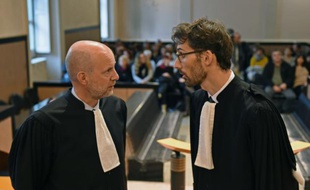 Julien Cazeres (G), avocat de Fiona Ghilarducci, et Olivier Kuhn-Massot, avocat des plaignants parlent avant l'ouverture du procès de Fiona, le 4 janvier 2016 à la cour d'assises d'Aix-en-provence