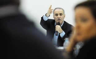 L'opposant à Vladimir Poutine et champion d'échecs Garry Kasparov a annoncé depuis Genève qu'il ne rentrerait pas en Russie, par crainte de poursuites judiciaires pour ses activités politiques.