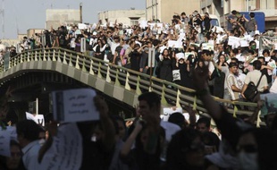 Des manifestants pendant la marche silencieuse du 17 juin 2009 à Téhéran.