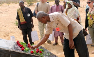 Les familles des victimes du vol d'Air Algérie se recueillent sur le lieu du drame le mardi 21 avril 2015.