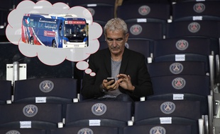 Avec des milliers de notifications Twitter depuis hier soir, Raymond Domenech doit passer son temps sur son portable (Merci à William Pereira pour le paint!...