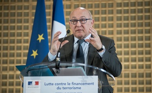 Michel Sapin, ministre des Finances, annonce des mesures contre le financement du terrorisme, lors d'une conférence de presse à Paris le 18 mars 2015.