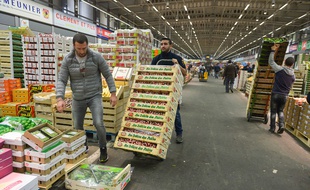 Un hall du marché de Rungis a été réquisitionné par la préfecture de police pour faire face à la surmortalité liée au coronavirus.