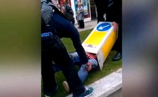 Un jeune farceur britannique s'est retrouvé coincé dans la borne de signalisation