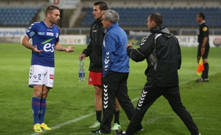 Marc Fachan se tourne vers le staff strasbourgeois lors de la victoire face à Marseille Consolat (2-0), le 12 septembre 2014 à la Meinau