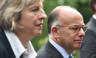 Le ministre de l'Intérieur français Bernard Cazeneuve (d) et son homologue britannique Theresa May à Calais, le 20 août 2015