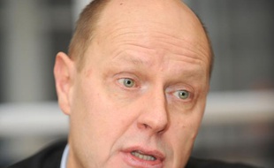 Le président du Parti pour la France Carl Lang a appelé lundi à "barrer la route" à la gauche et à François Hollande, estimant du devoir "des patriotes" d'éliminer "le plus nuisible à la cause nationale".