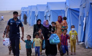 Une famille d'Irakiens déplacés par les violences dans le nord de l'Irak, le 12 juin 2014 à Aski kalak