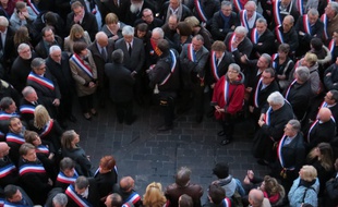 Les élus de la Haute-Garonne, le 17 novembre sur la place du Capitole, lors de l'hommage aux victimes des attaques terroristes du 13 novembre.