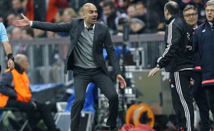 Pep Guardiola s'énerve contre le délégué de l'UEFA lors de la demi-finale retour de Ligue des champions Bayern Munich-Atletico Madrid (2-1), le 3 mai 2016.