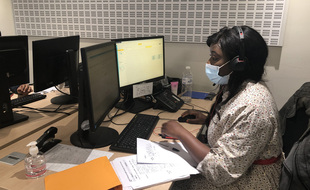 Sur la plateforme d'appel de la CPAM de Paris, Maryam, agente de l'Assurance maladie, contacte les assurés de plus de 75 ans pour leur proposer un rendez-vous rapide et près de chez eux pour se faire vacciner contre le Covid-19.