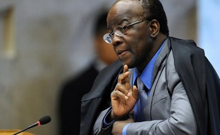 Joaquim Barbosa, 58 ans, est devenu jeudi le premier président noir de la Cour suprême du Brésil au cours d'une cérémonie en présence de la présidente Dilma Rousseff.