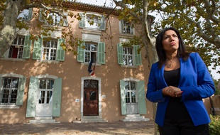 Marseille le 14 octobre 2013 - Samia GHALI est arrivee en tete du premier tour des primaires socialistes . Elle repond a la presse depuis sa mairie du 15 et 16 e arrts