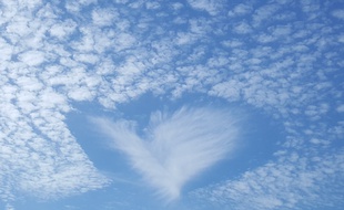 Un coeur formé par des nuages
