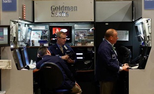 Goldman Sachs a fait mieux que prévu en 2013 même si son chiffre d'affaires et son bénéfice des trois derniers mois de l'année a reculé à cause des opérations de marchés et malgré une bonne performance en banque d'investissement.