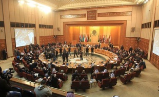 Les chefs de diplomatie arabes tardaient dimanche soir à se prononcer sur la mission controversée des observateurs en Syrie, de profondes divergences étant apparues avec l'annonce par l'Arabie saoudite de sa décision d'en retirer ses membres.