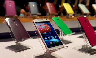 Le fabricant de téléphones portables en difficulté Motorola, filiale du géant de l'internet Google, a présenté jeudi un smartphone personnalisable et fabriqué aux États-Unis, censé lui permettre de rattraper son retard sur ce marché dominé par Apple et Samsung.