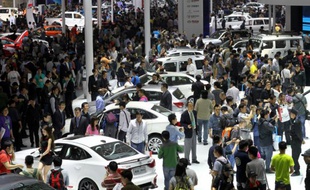 Des visiteurs lors du dernier salon international de l'automobile à Pékin, le 21 avril 2014