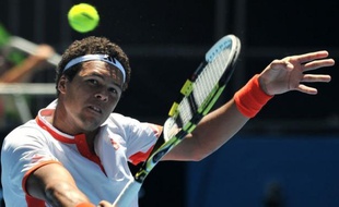 Jo-Wilfried Tsonga tête de série N.6, a concédé deux fois son service, au premier et au troisième set.