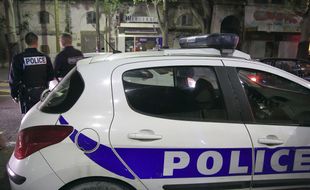 Une voiture de police stationnée lors d'une opération des forces de l'ordre à Nîmes. (Illustration).